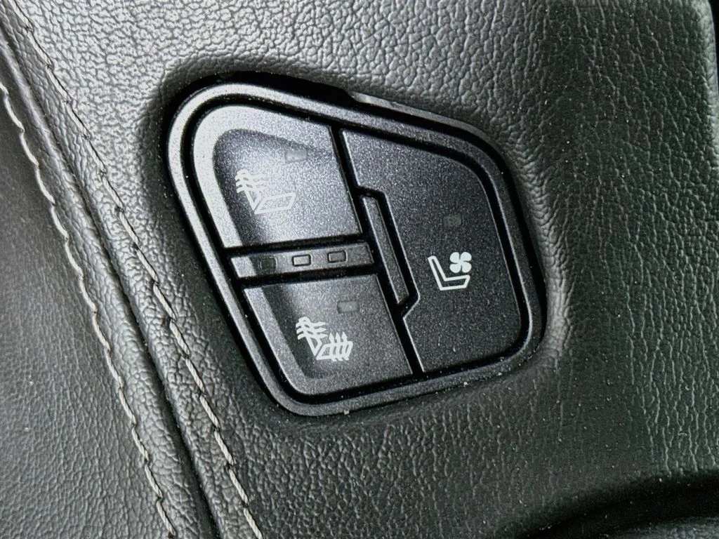 Used 2018 Silver Ice Metallic Chevrolet Premier image 22