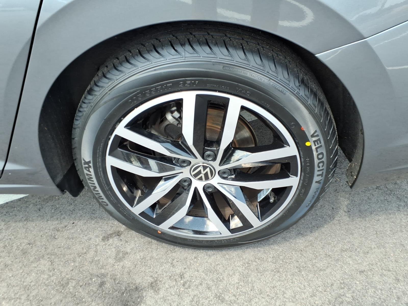 Used 2025  Volkswagen SE image 13