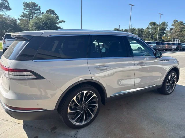 Used 2021 White Lincoln Reserve image 4