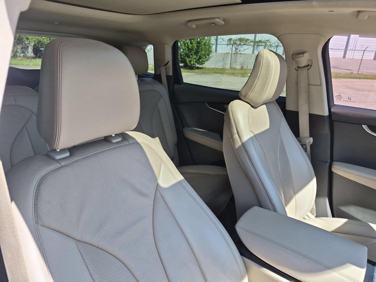 Used 2022 Ceramic Pearl Metallic Tinted Clearcoat Lincoln Reserve image 35