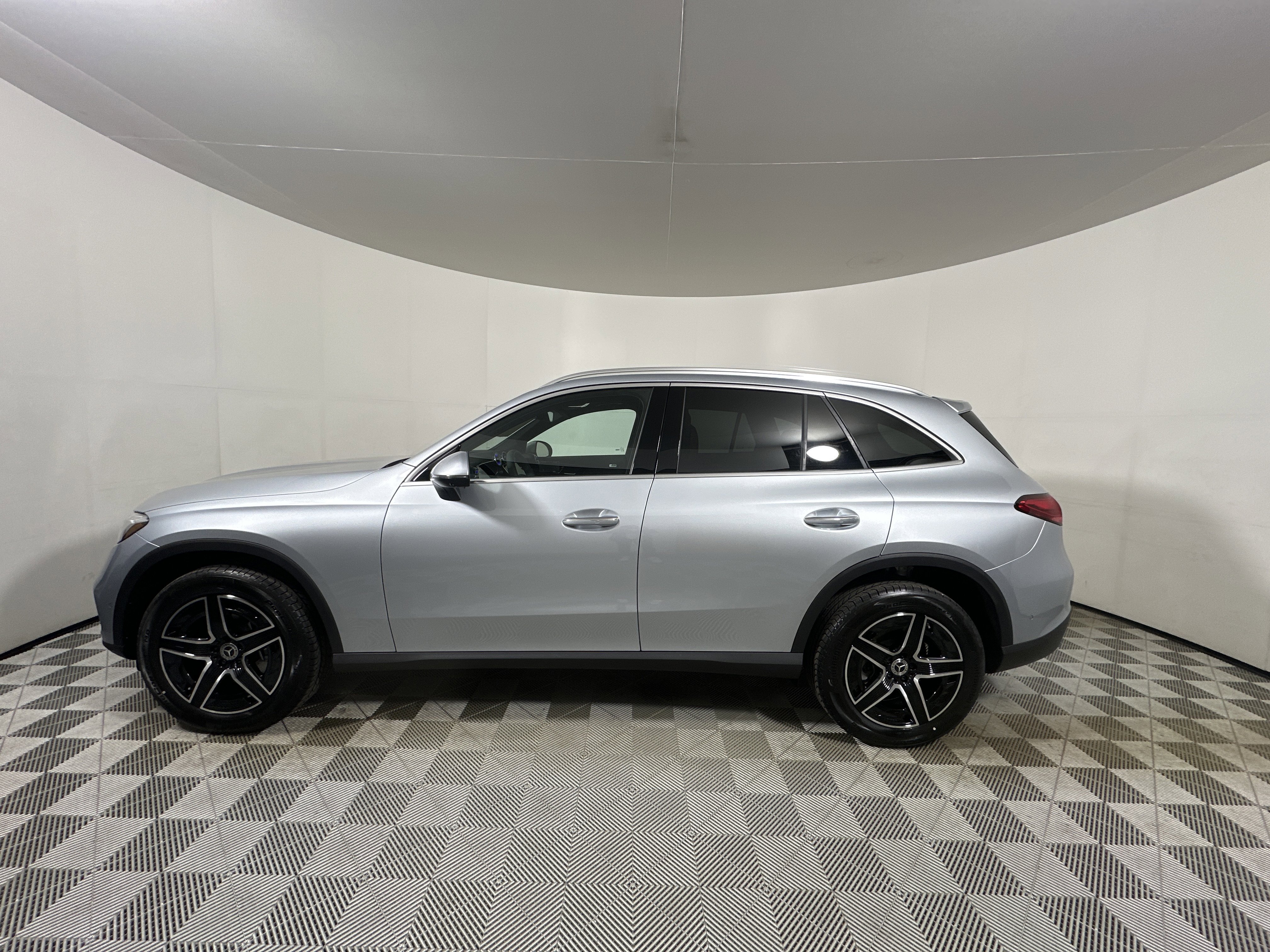 New 2026 Cirrus Silver Metallic Mercedes-Benz GLC 300 image 4