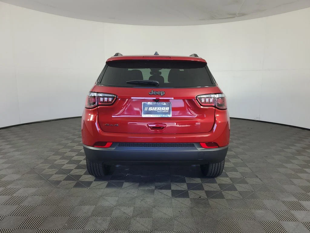 New 2026 Red Hot Pearl-Coat Exterior Paint Jeep Latitude image 5