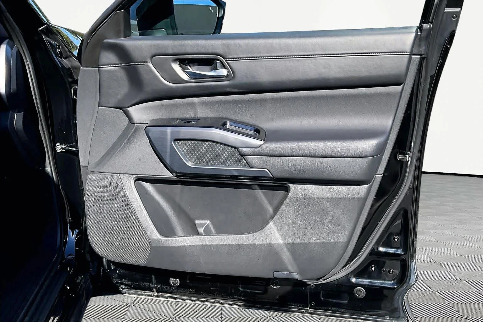 Used 2025 Super Black Nissan SL image 23