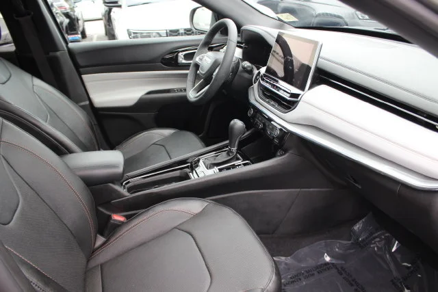 Used 2023 Silver Jeep Limited image 40