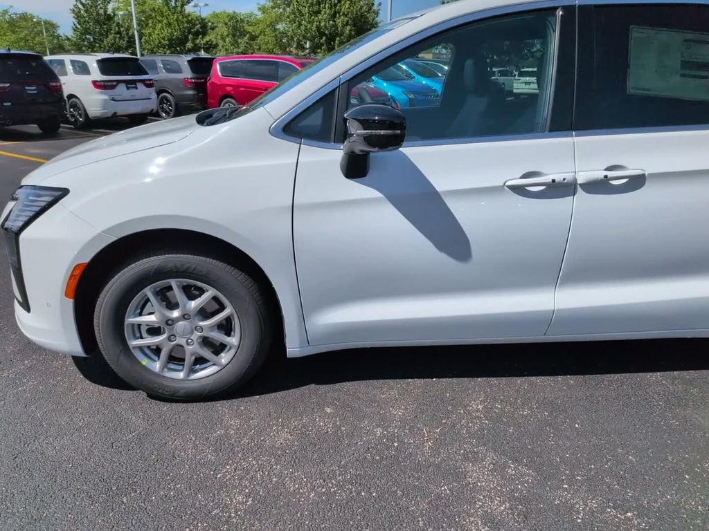 New 2027 Bright White Clear-Coat Exterior Paint Chrysler Select image 12