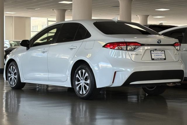 Used 2022 Wind Chill Pearl Toyota LE image 9