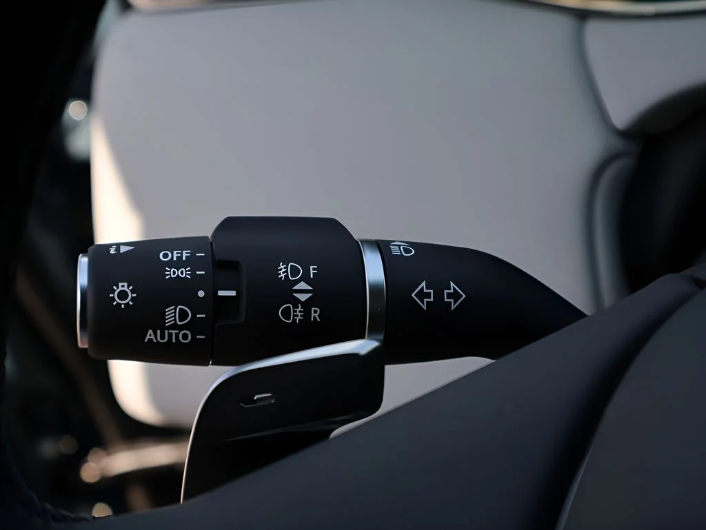 New 2026 Tribeca Blue Metallic Land Rover Hoxton Edition image 34