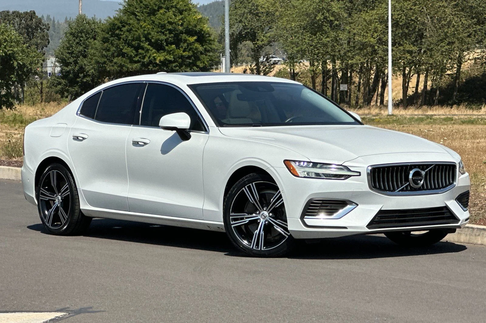 Used 2021 White Volvo T8 Inscription image 1