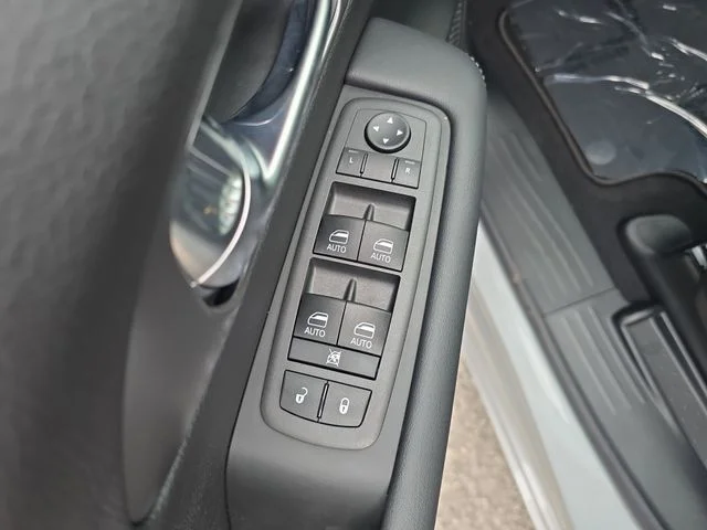 2026 Chrysler Pacifica Select - Photo 15