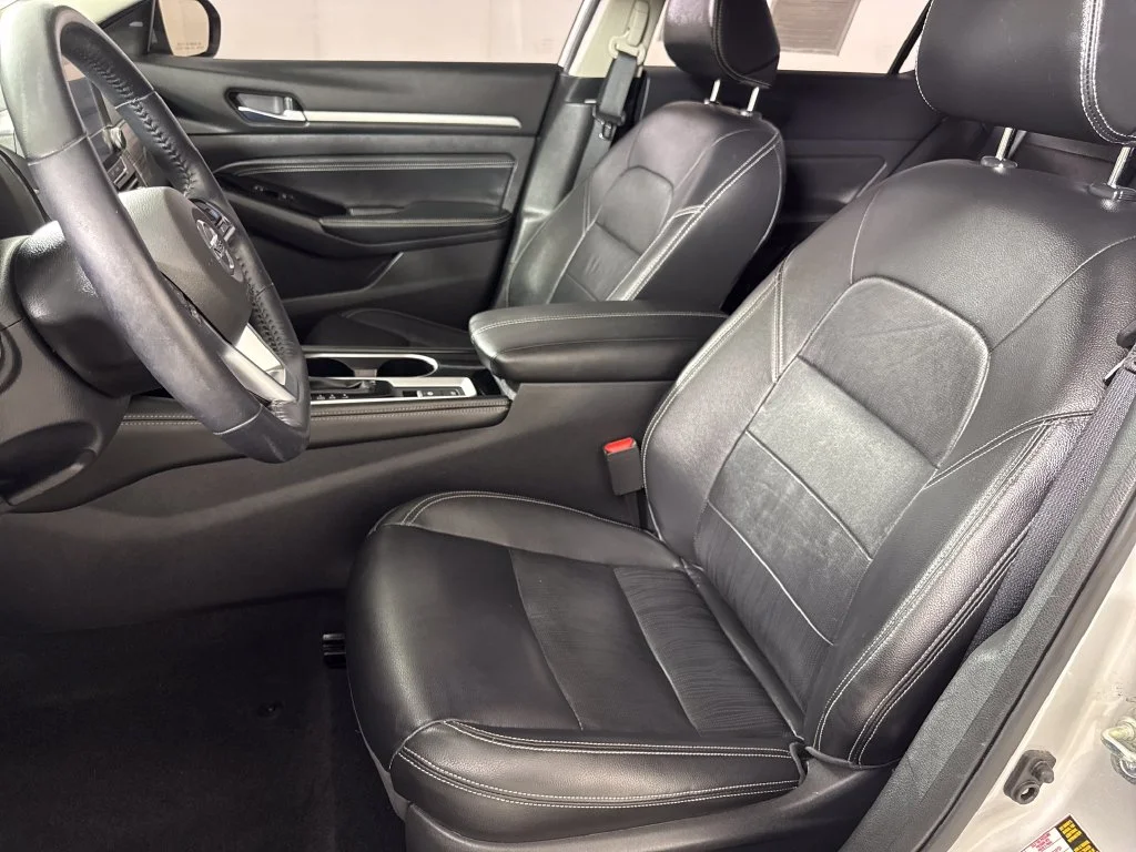 Used 2020 Silver Nissan 2.5 Platinum image 11