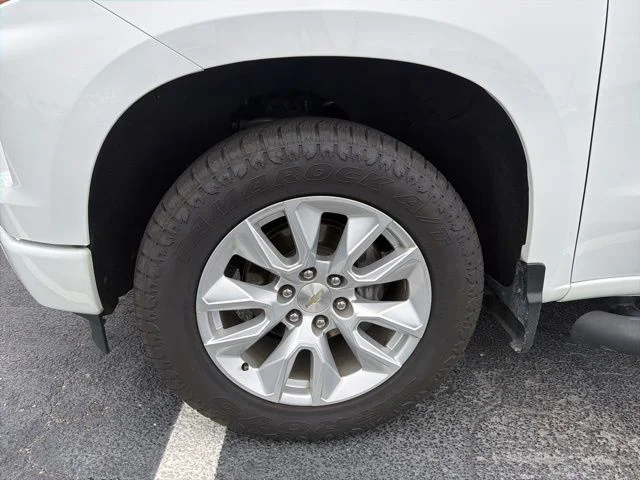 Used 2022 White Chevrolet Custom image 19