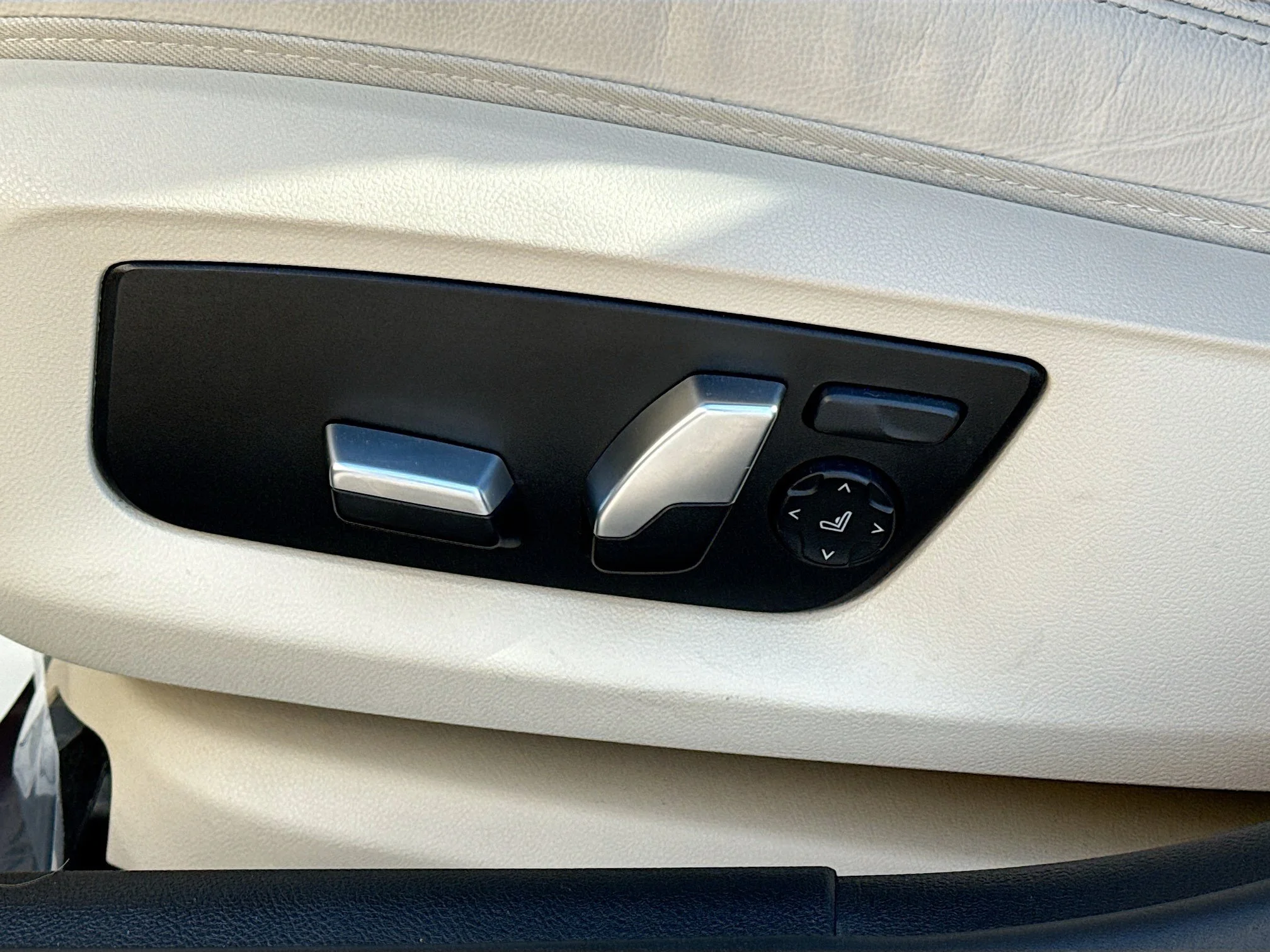 Used 2023 Black Sapphire Metallic BMW 530i image 25