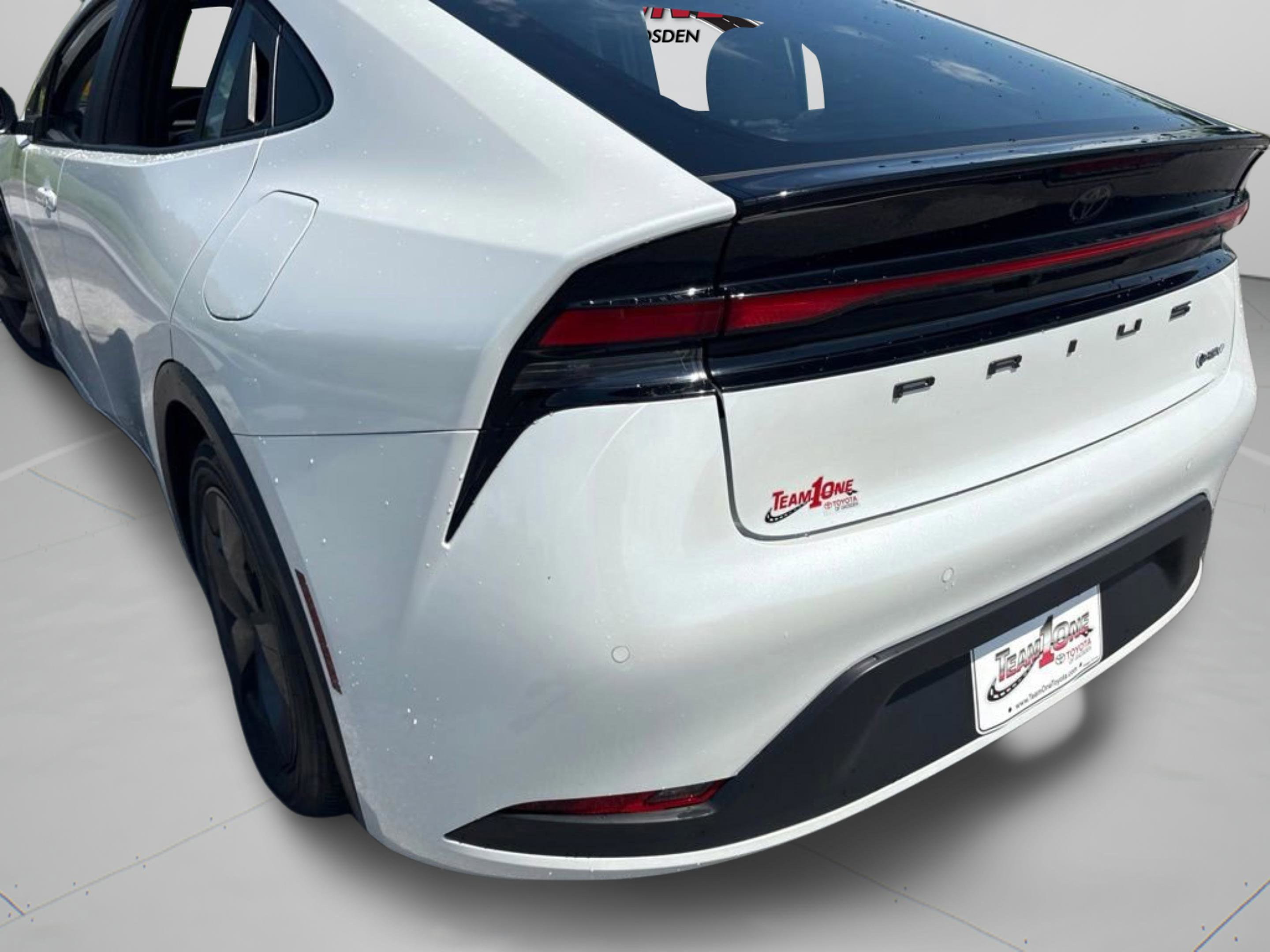 Used 2025 Pearl Toyota LE image 28