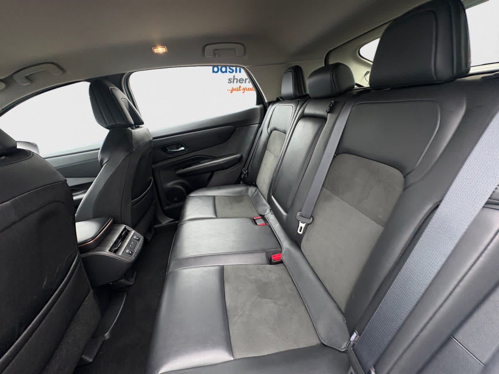 Used 2023 Everest White Pearl Tricoat/Black Diamond Pearl Nissan ENGAGE image 18
