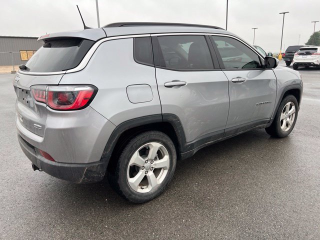 Used 2018 Billet Silver Metallic Clearcoat Jeep Latitude image 3