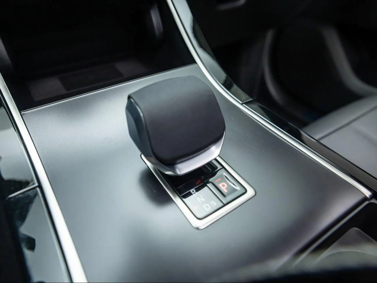 New 2026 Carpathian Grey Land Rover P250 Dynamic SE image 27