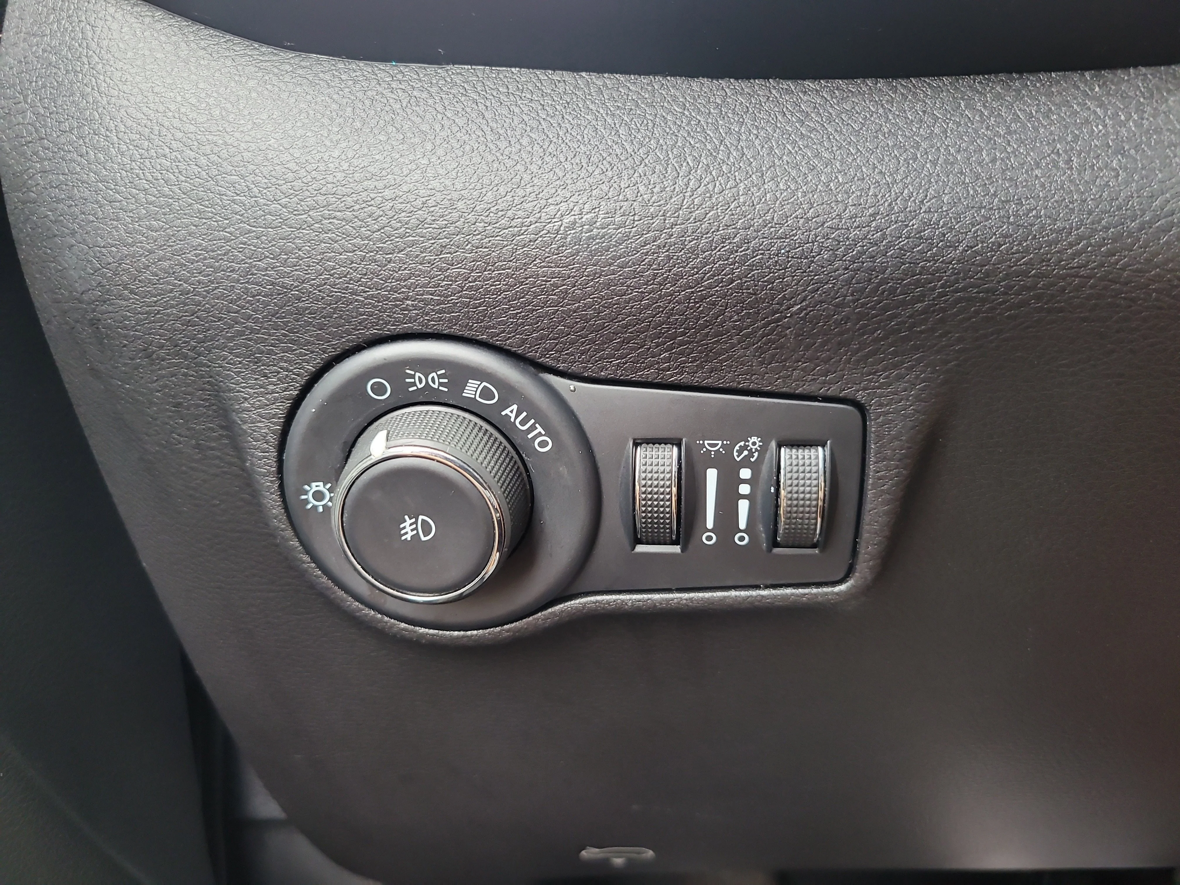 Used 2022 Granite Crystal Metallic Clearcoat Jeep Latitude image 30