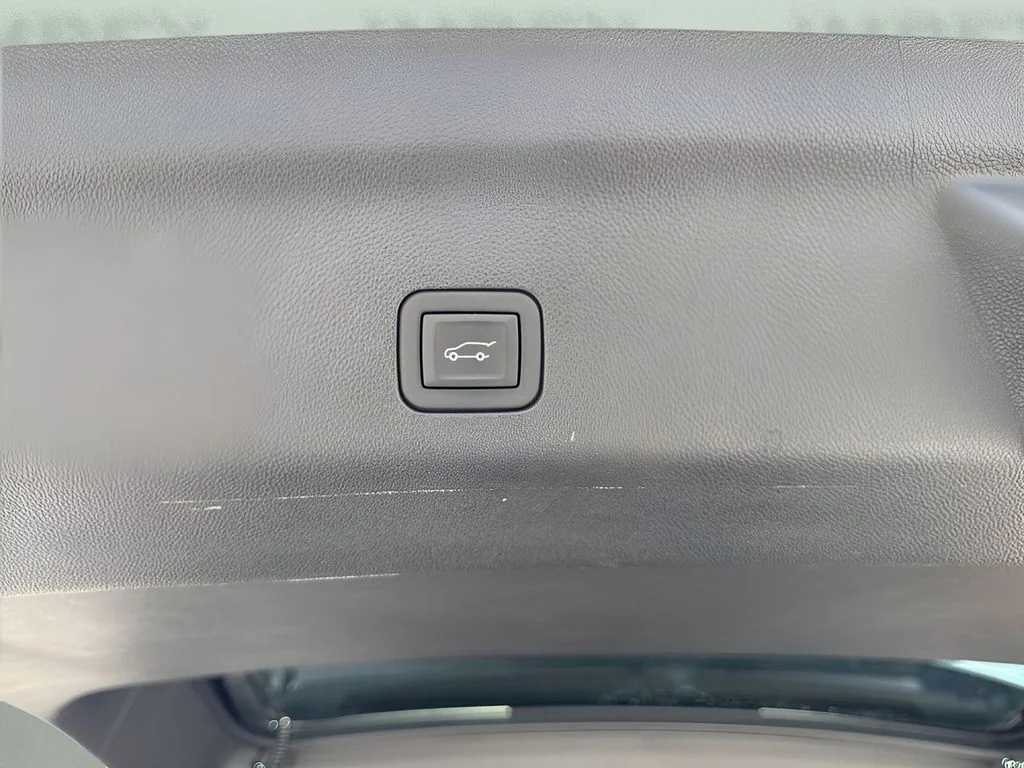 Used 2024 White GMC Denali Ultimate image 34