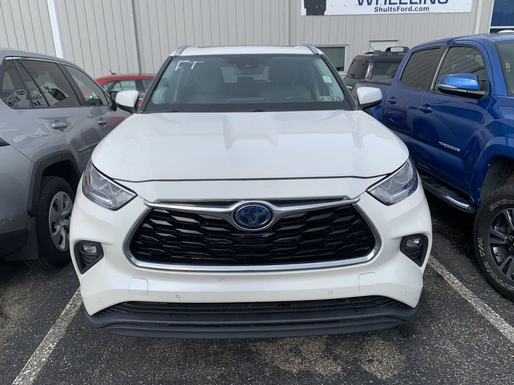 Used 2020 White Toyota XLE image 6
