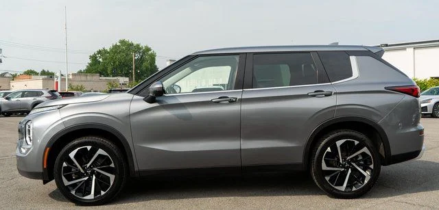 Used 2023 Gray Mitsubishi SE image 9