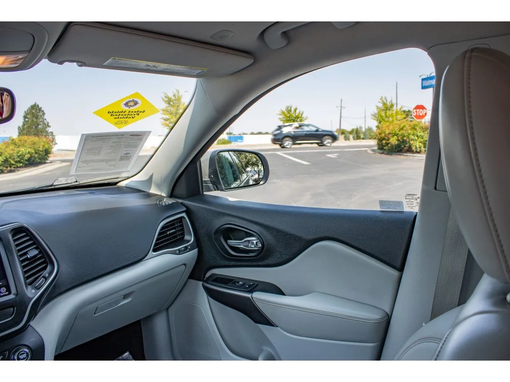 Used 2021 Sting-Gray Clearcoat Jeep Latitude Lux image 20