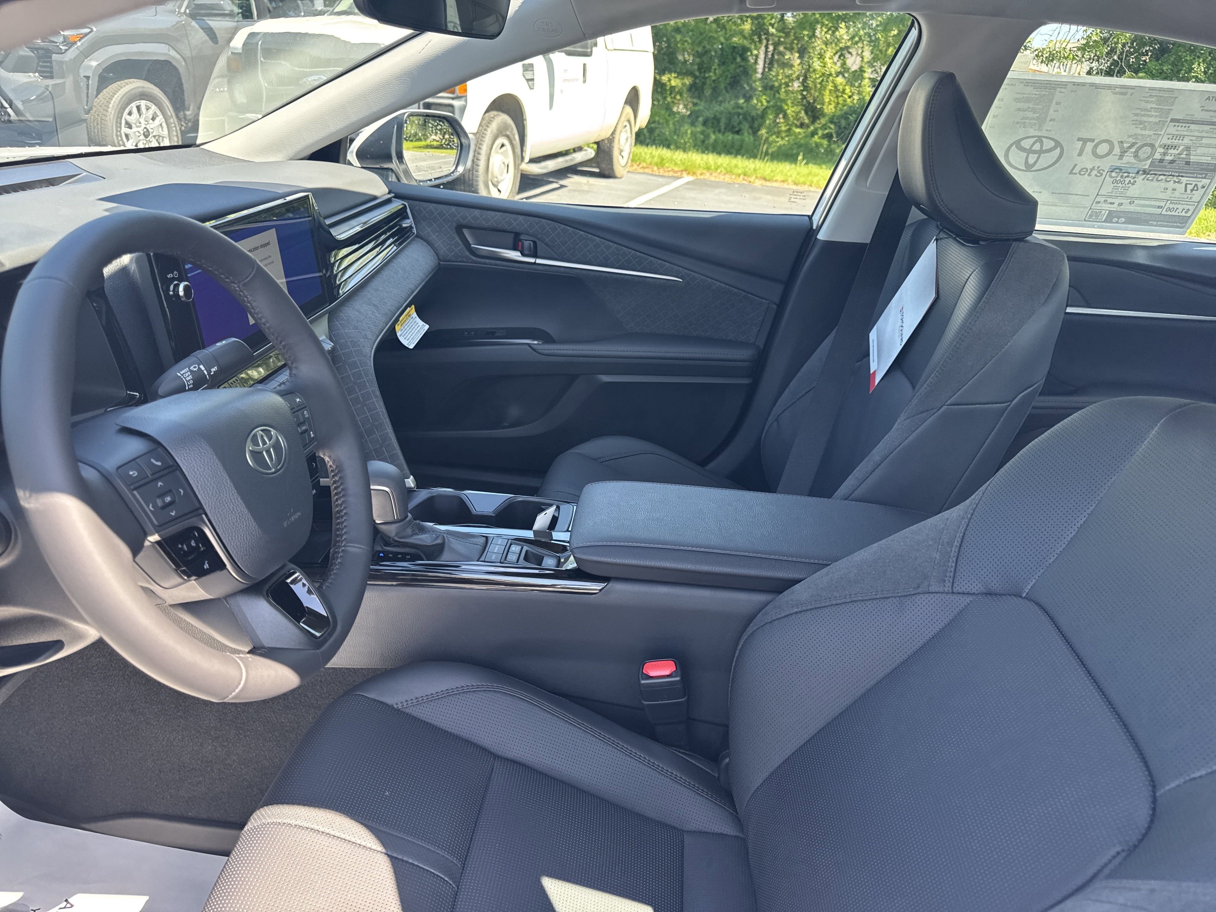 Used 2025  Toyota  image 13