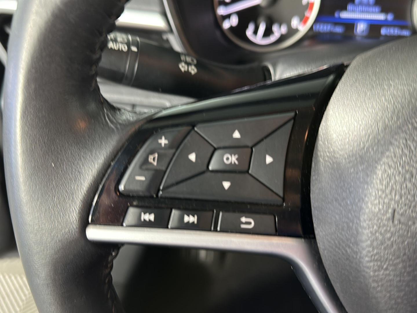 Used 2022 Super Black Nissan 2.5 SV image 18