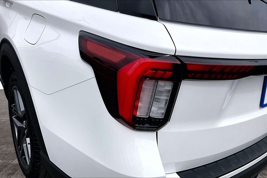 Used 2025 White Metallic Ford ST image 32