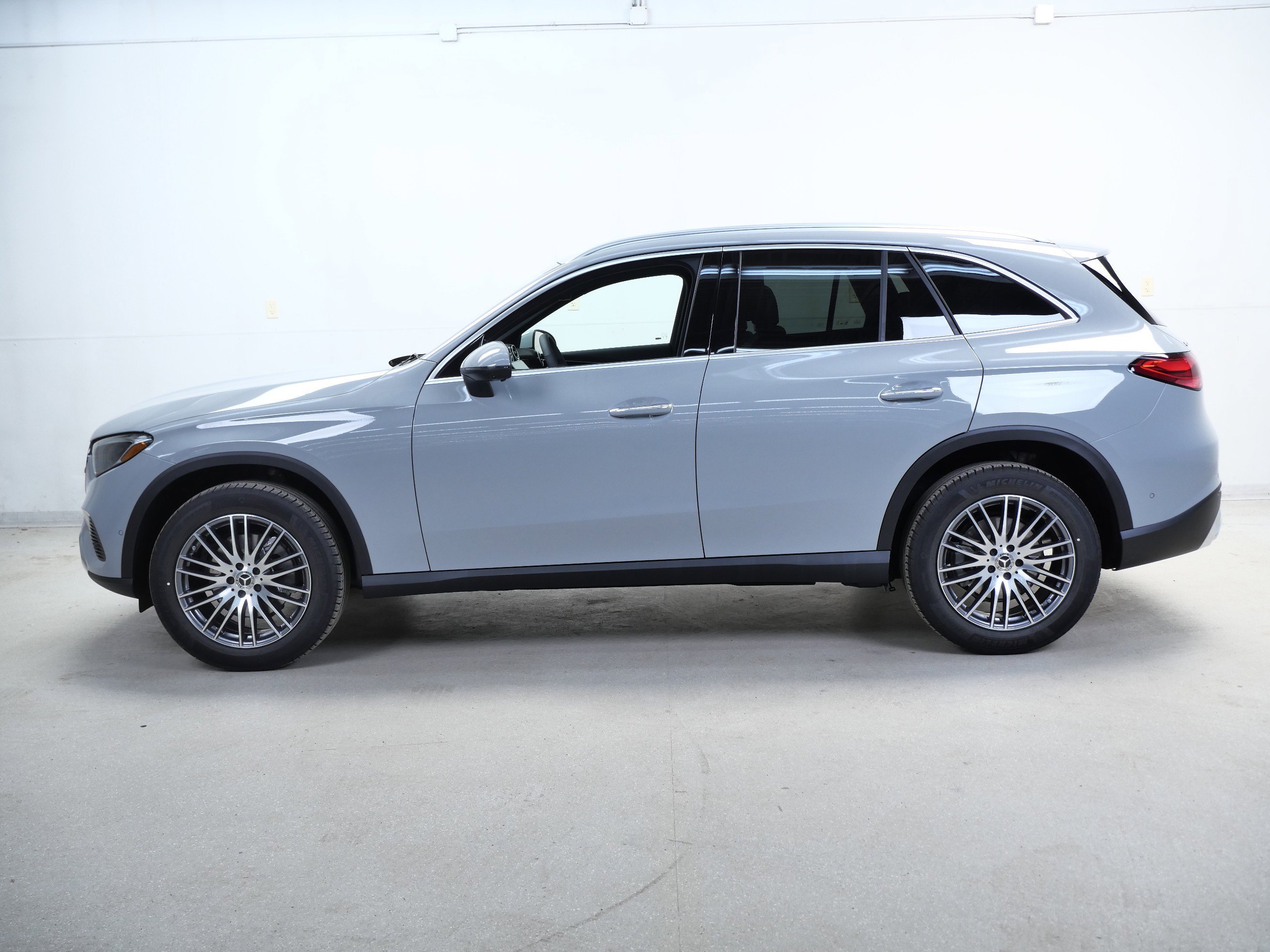 New 2026 MANUFAKTUR Alpine Grey Mercedes-Benz GLC 300 image 5