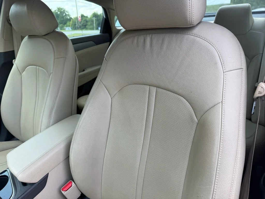 Used 2018 Quartz White Pearl Hyundai SE image 13