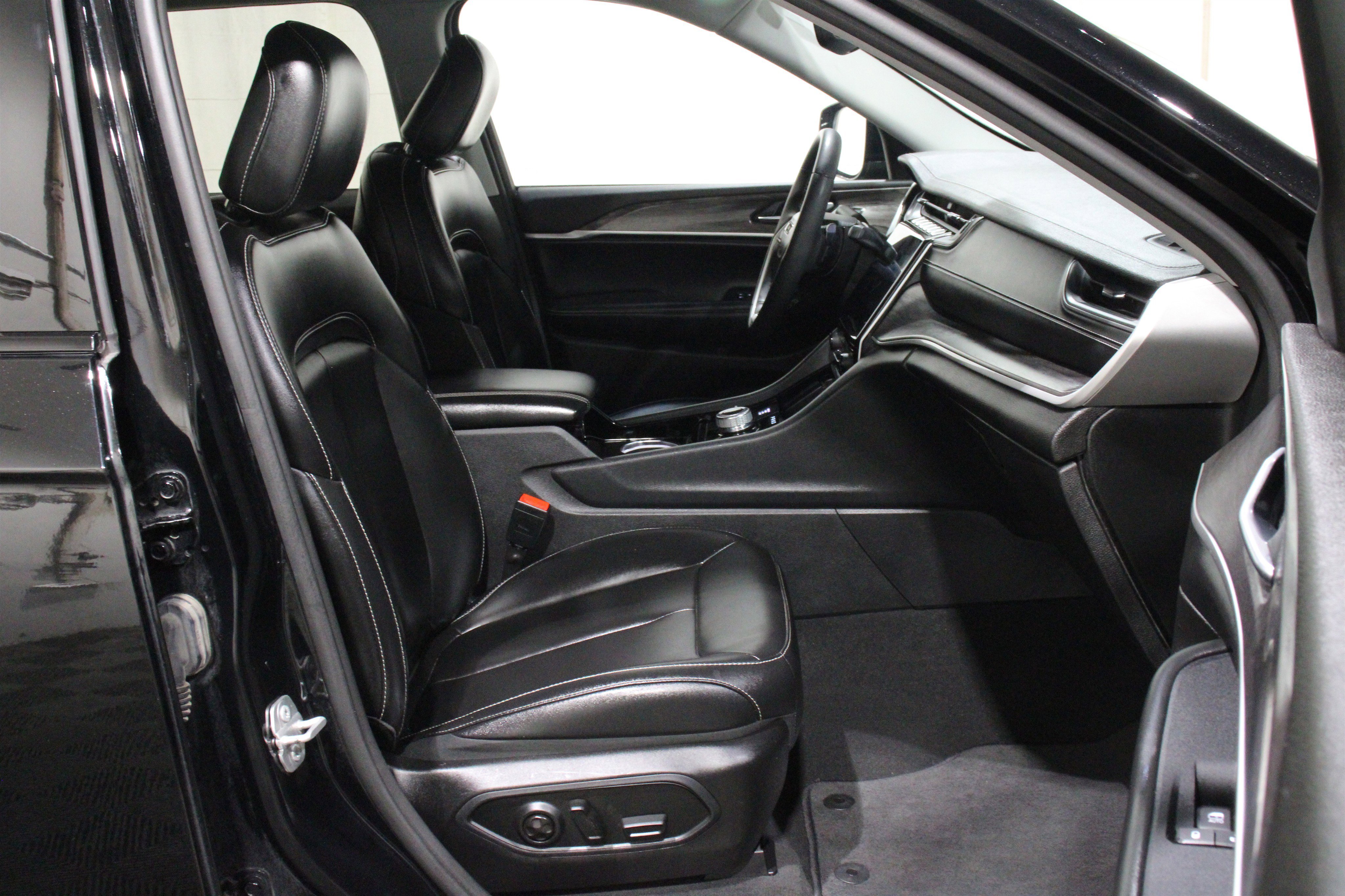 Used 2023 Diamond Black Crystal Pearlcoat Jeep Limited image 26