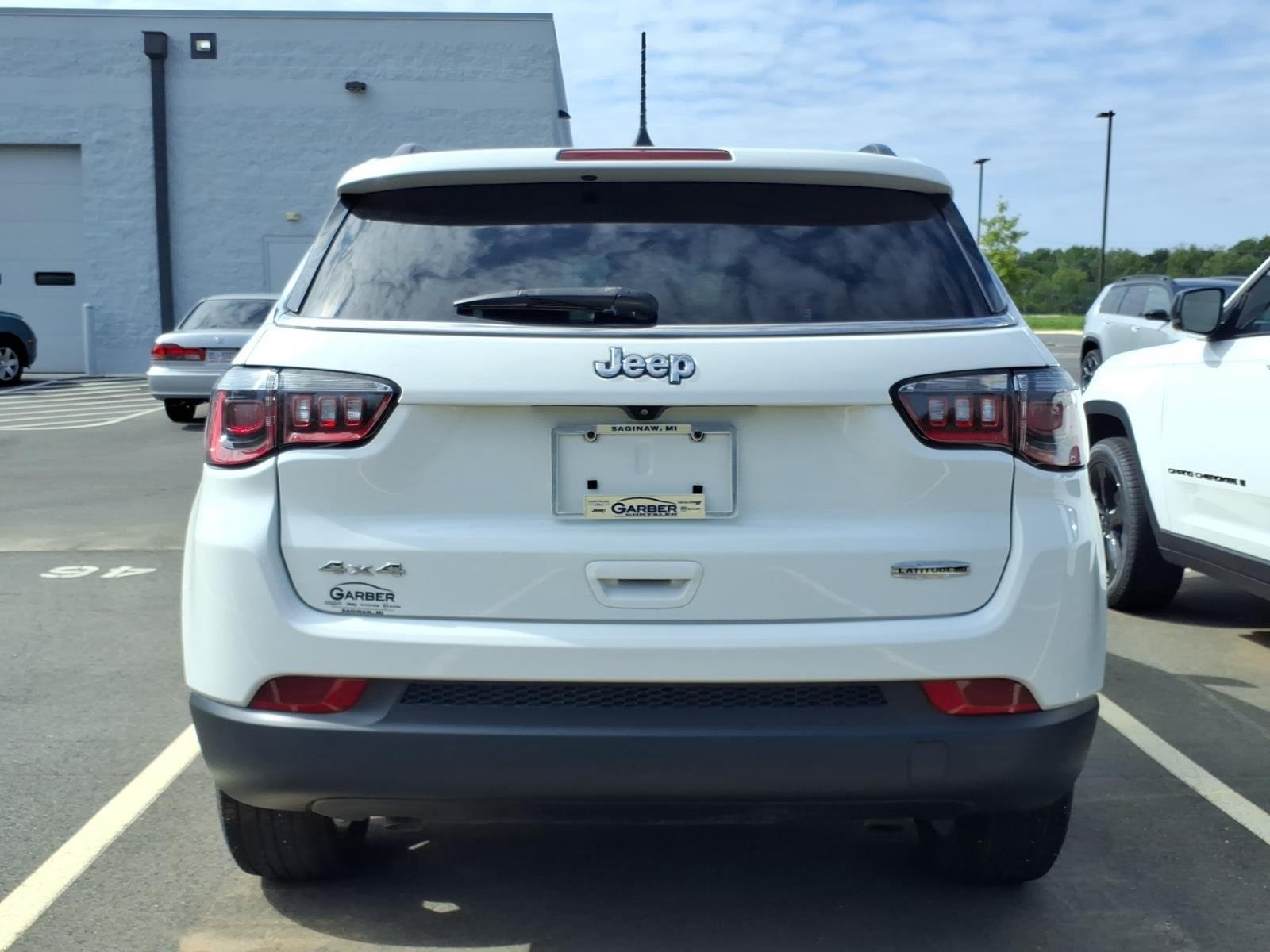 Used 2024 Bright White Clearcoat Jeep Latitude Lux image 12