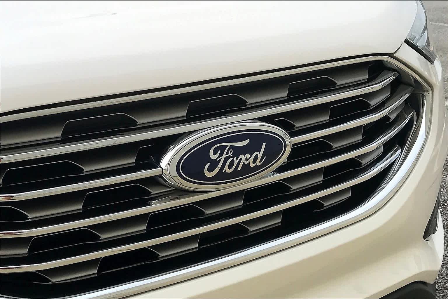 Used 2019 White Platinum Metallic Tri-Coat Ford SEL image 30