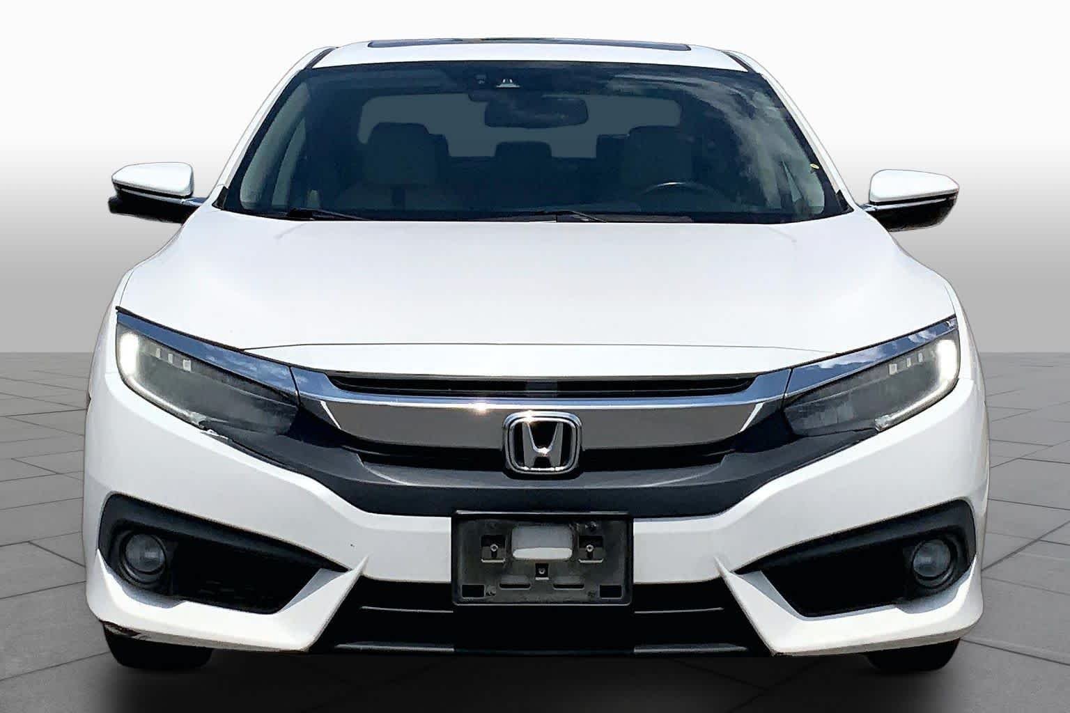 Used 2017 Lunar Silver Metallic Honda Touring image 3