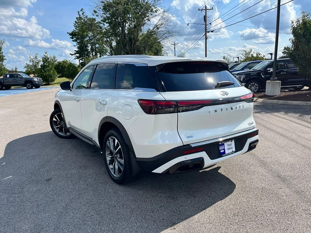 Used 2023 White INFINITI LUXE image 4