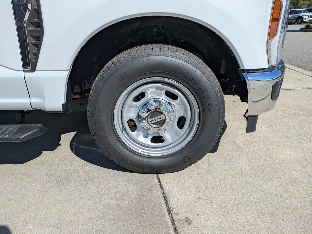 2025 Ford F-350 Super Duty Chassis Cab XL - Photo 10