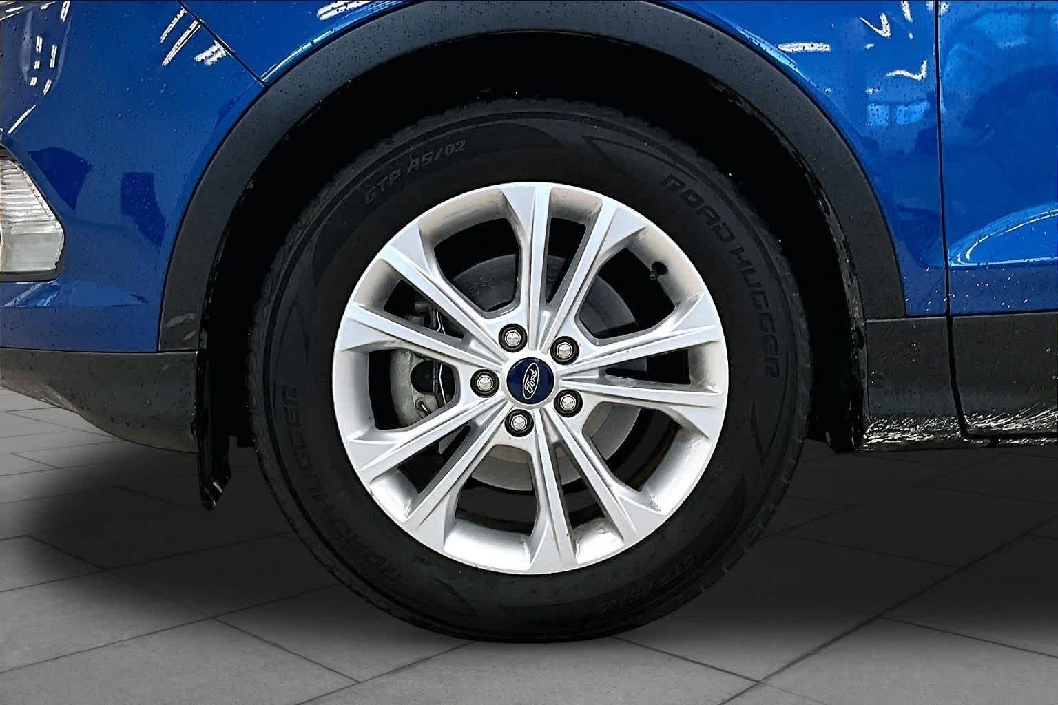 Used 2018 Lightning Blue Metallic Ford SE image 10