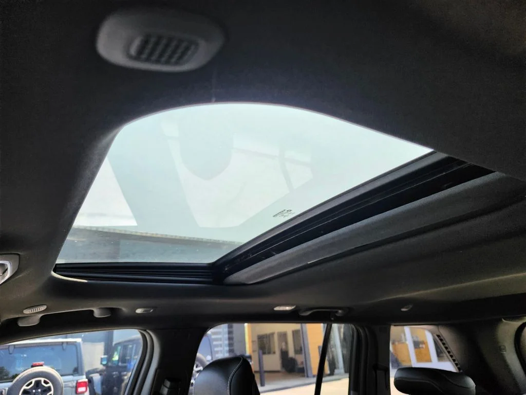 New 2026 Bright White Clear-Coat Exterior Paint Jeep Altitude image 20