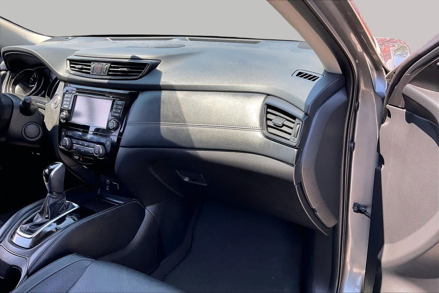 Used 2017 Gun Metallic Nissan SL image 17