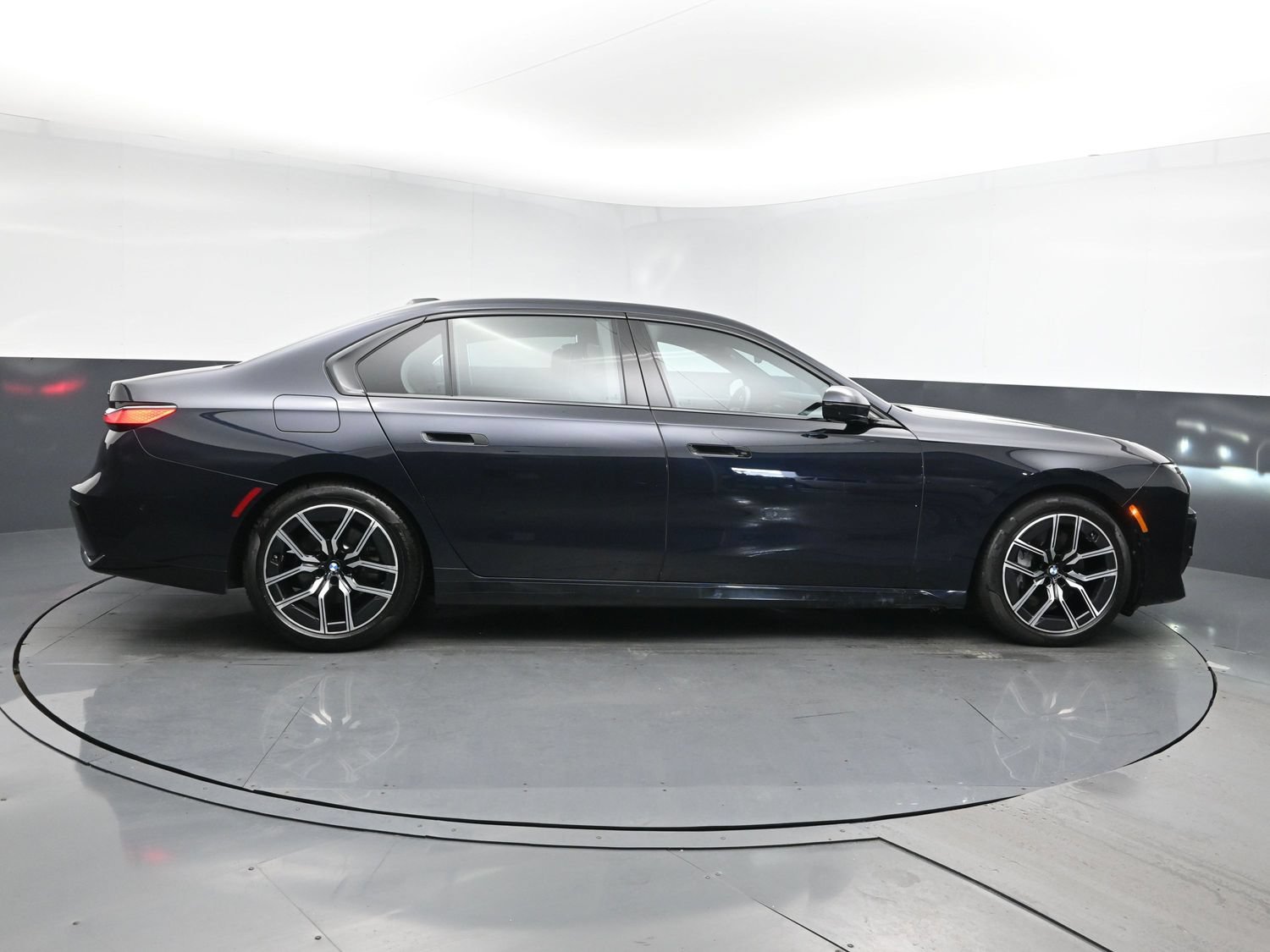 Used 2025 Black BMW 740i xDrive image 3