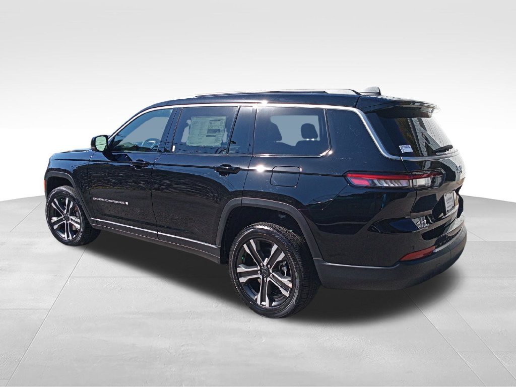 New 2027 High-Gloss Black Paint Jeep Limited image 3