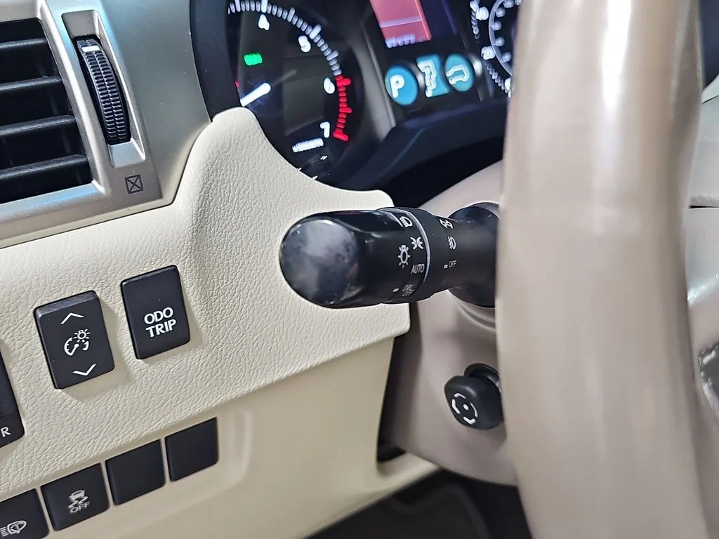 Used 2019 White Lexus 460 image 28