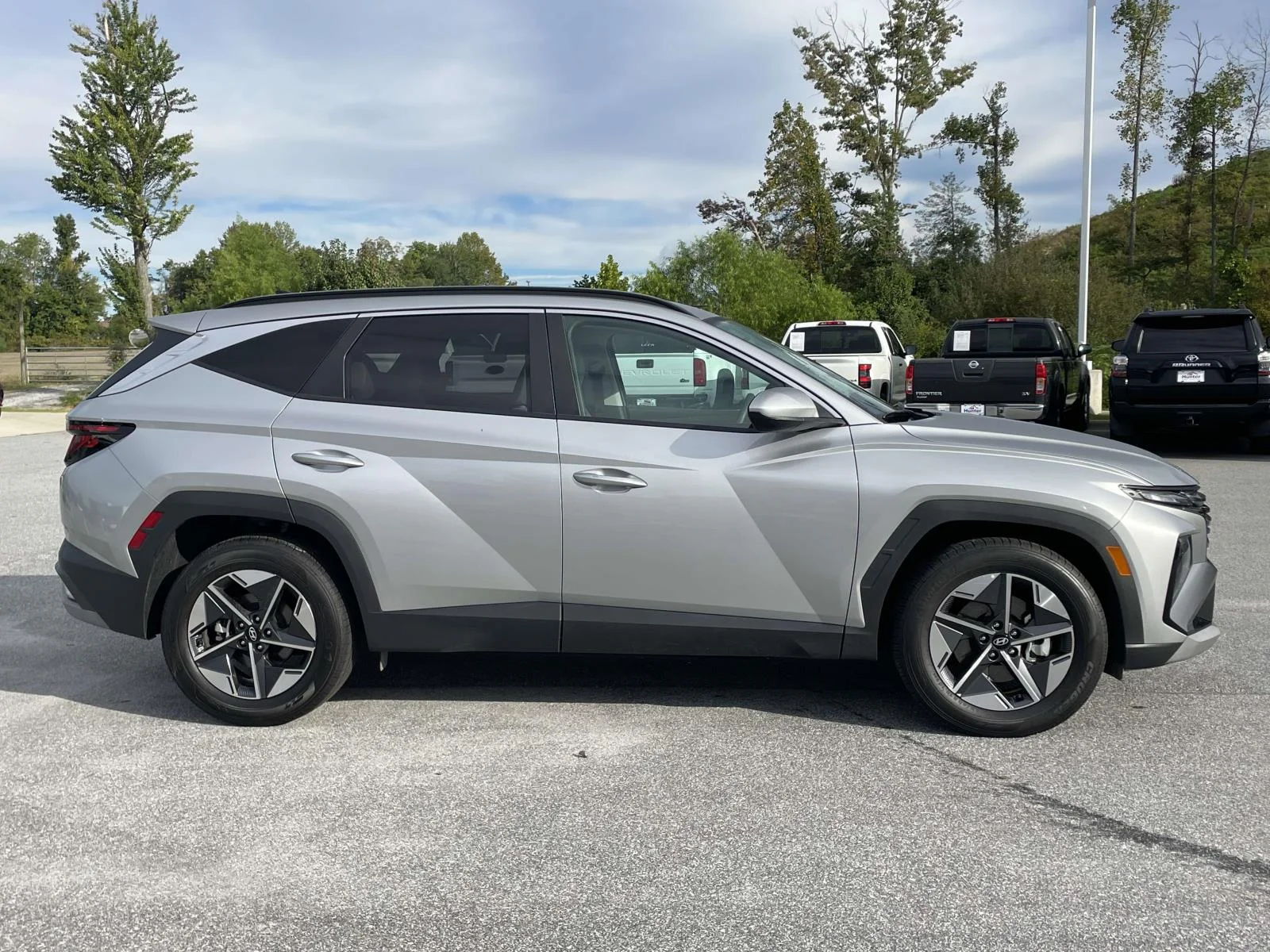 Used 2025 Shimmering Silver Hyundai SEL image 28