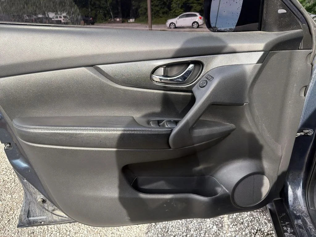 Used 2016 Blue Nissan SL image 20