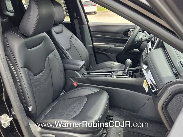 New 2026 Diamond Black Crystal Pearlcoat Jeep Latitude image 16