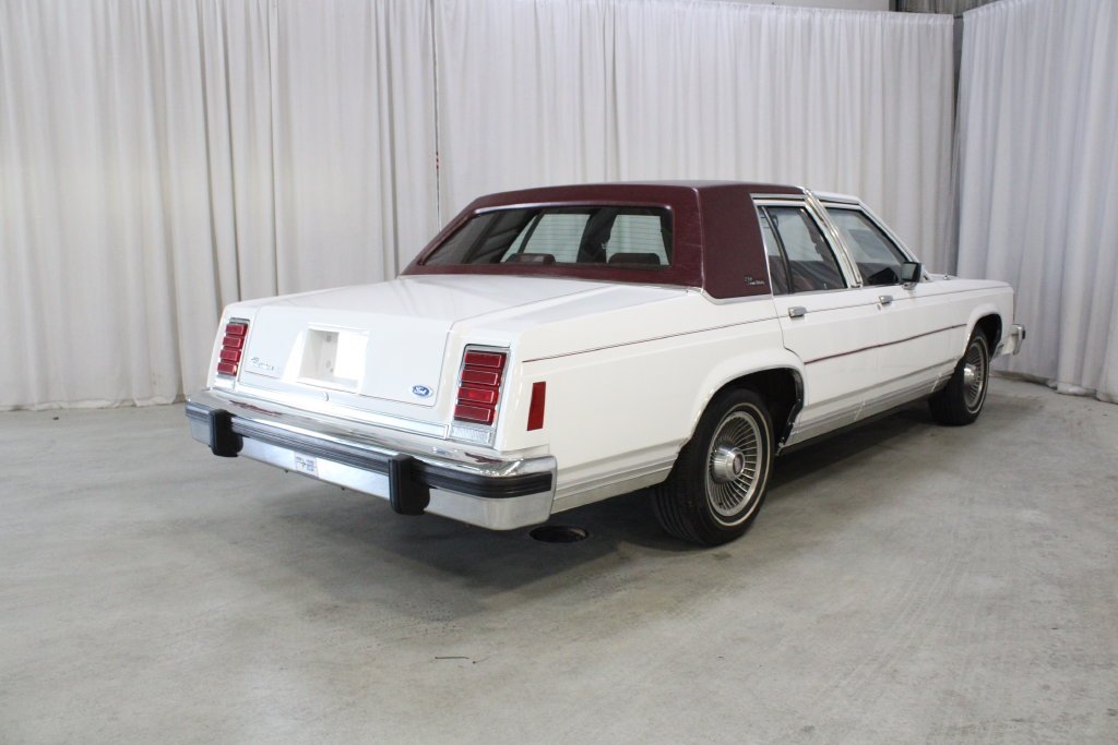 Used 1987 White Ford LX image 21