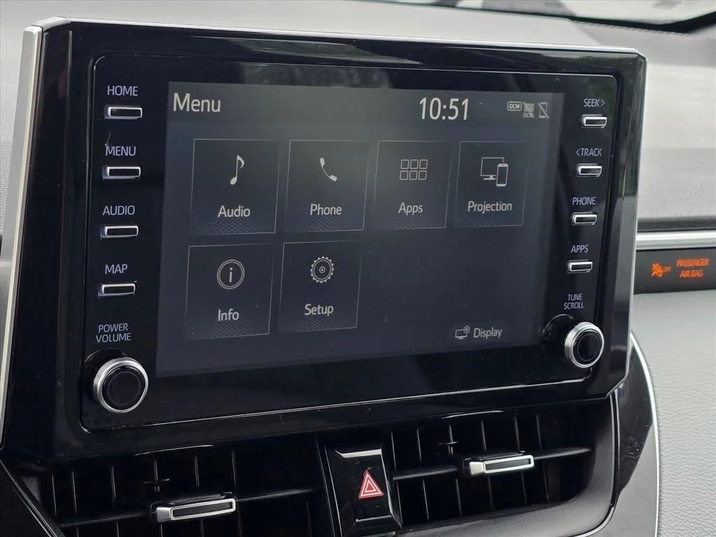 Used 2020  Toyota SE image 19