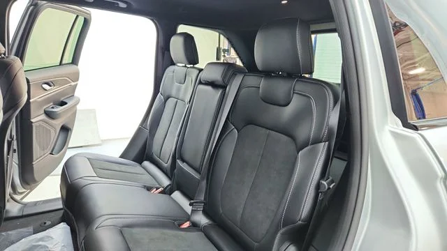New 2026 Silver Zynith Exterior Paint Jeep Laredo Altitude image 19
