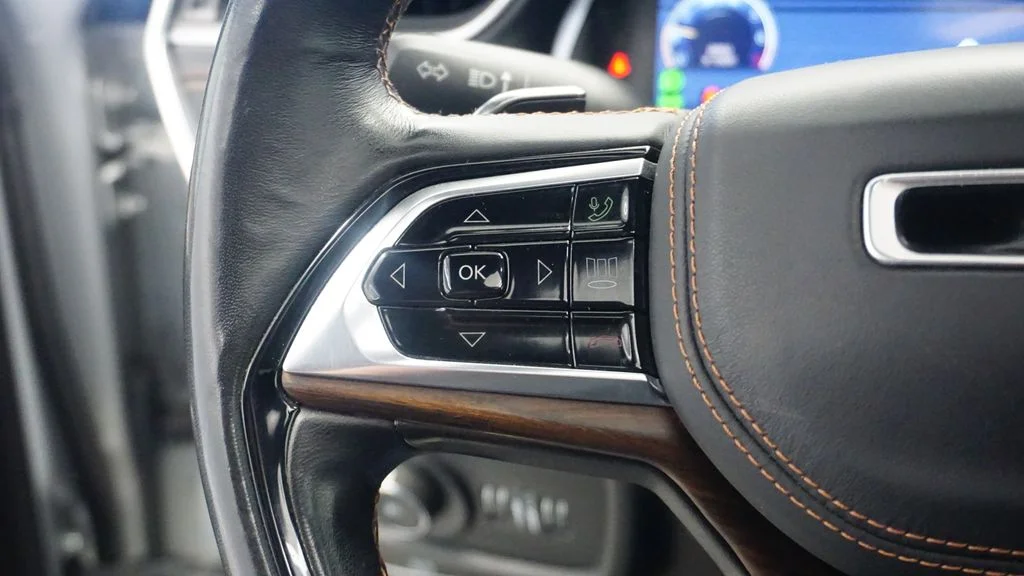 Used 2022 Silver Jeep Summit image 33