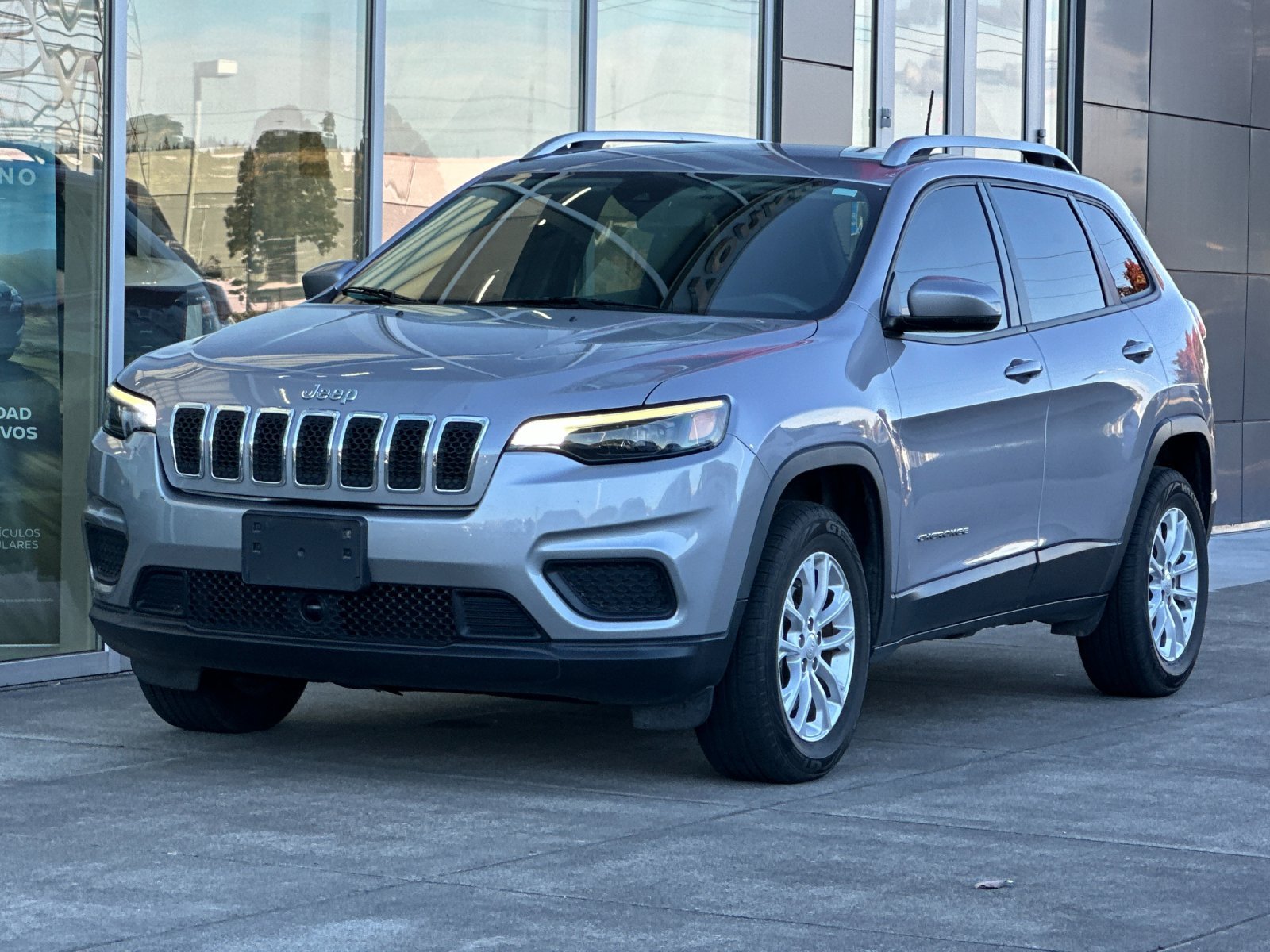 Used 2021 Billet Silver Metallic Clearcoat Jeep Latitude image 8